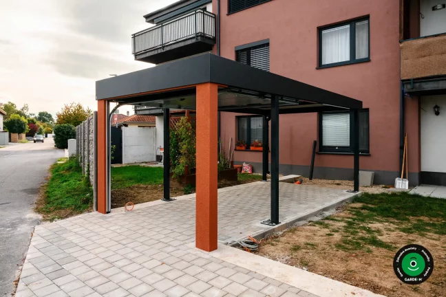 Prístrešok s garážovou bránou v modernom praktickom prevedení