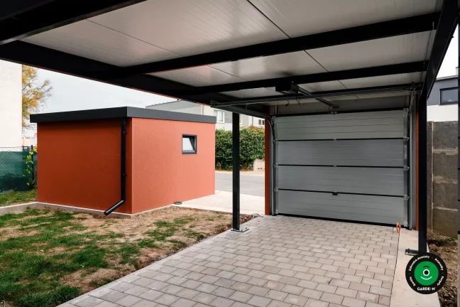 Parkovací prístrešok s uzatvárateľnou garážovou bránou a strechou