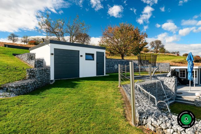 Moderná garáž pri bazénovej časti s gabionovým opevnením okolia