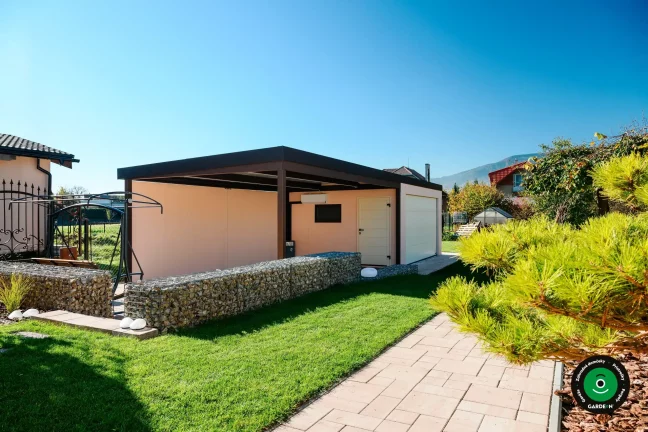 Garáž s krytým prístreškom poskytujúca ochranu pre viac vozidiel