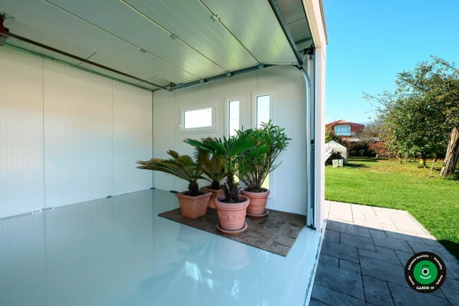 Voľný vnútorný priestor garáže bez vybavenia a nábytku