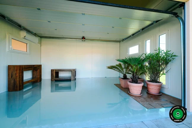 Minimalistický prázdny priestor garáže pripravený na využitie