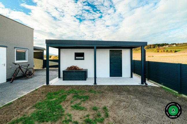 Predná strana prístrešku s malým oknom a dverami