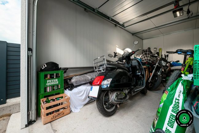 Interiér garáže s motorkami a úložnými prepravkami