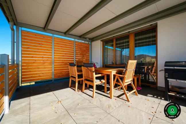 Priestranná pergola s pohodlným posedením pri rodinnom dome