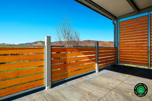 Vonkajšia pergola s posedením vytvárajúca relaxačný priestor pri dome