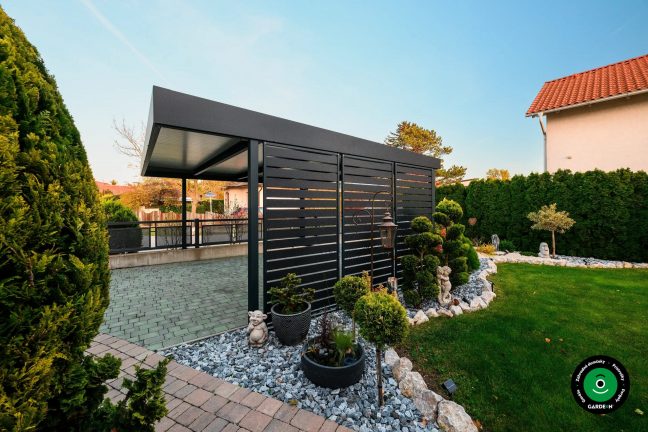 Prístrešok pri záhrade s okrasnými stromčekmi a skalnou úpravou