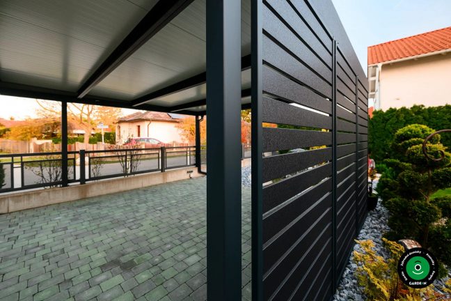 Detail bočnej výplne prístrešku s výhľadom do záhrady