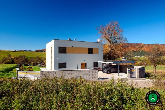 Prístrešok pre dve autá s modernou pevnou konštrukciou