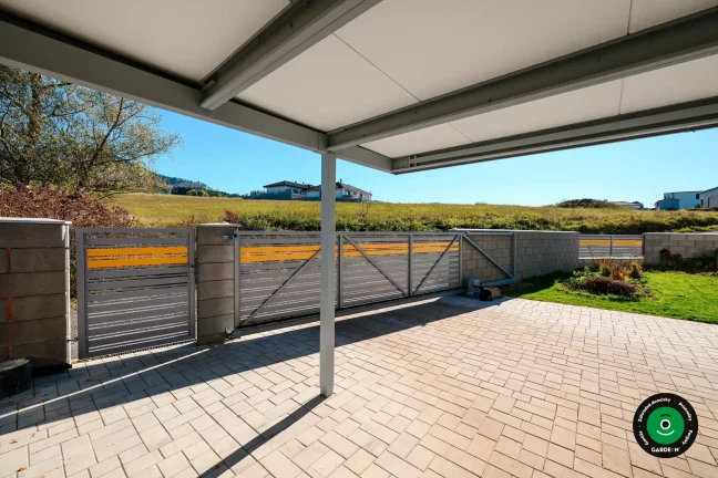 Univerzálny prístrešok pre dve autá s čistým moderným vzhľadom