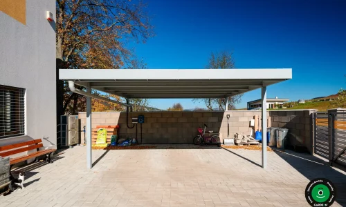 Priestranný prístrešok pre dve vozidlá pri rodinnom dome