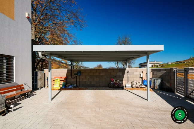 Priestranný prístrešok pre dve vozidlá pri rodinnom dome
