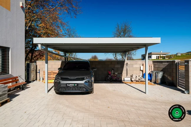 Krytý dvojprístrešok chrániaci autá pred počasím