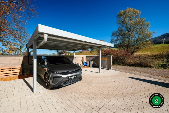 Dvojitý parkovací prístrešok s otvorenými bočnými stenami