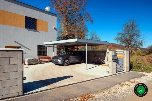 Moderný dvojprístrešok pre autá so stabilnou kovovou konštrukciou