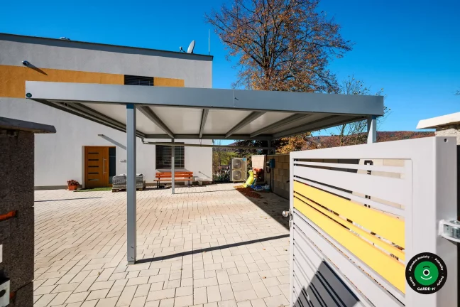 Parkovací prístrešok pre dve autá s odolnou strechou