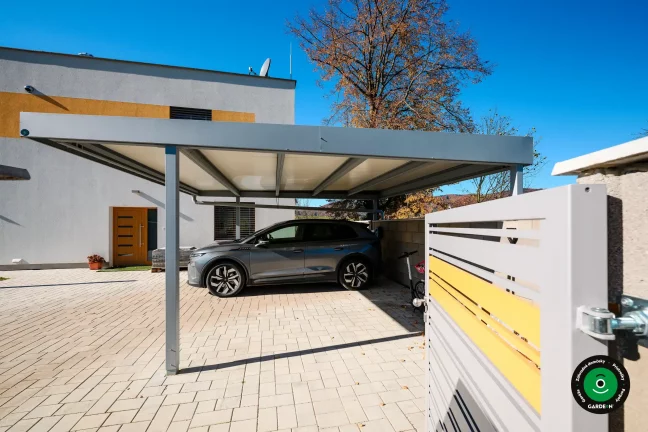 Elegantný prístrešok pre dve vozidlá s minimalistickým dizajnom