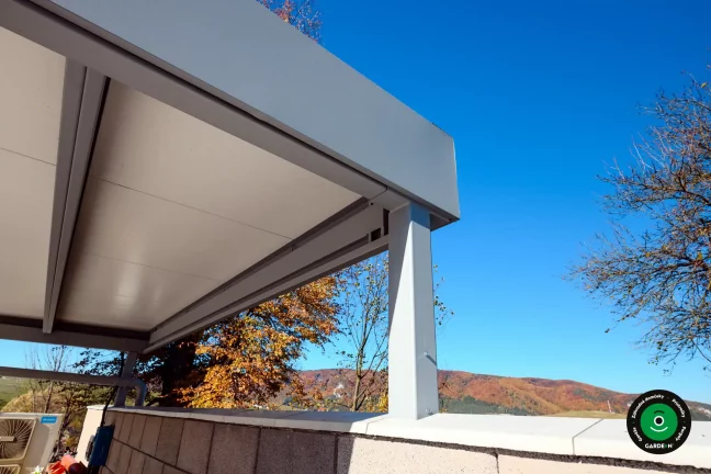 Dvojprístrešok na autá zasadený do upravenej exteriérovej plochy