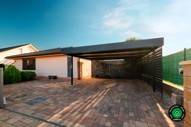 Moderný prístrešok pre autá s tmavou kovovou konštrukciou