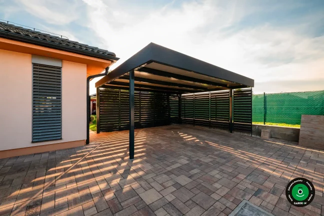 Krytý prístrešok na parkovanie s kvalitnou kovovou konštrukciou