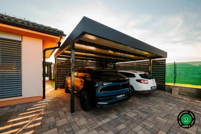 Zastrešený prístrešok pri dome s dvomi zaparkovanými autami