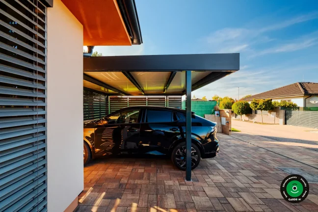 Moderný parkovací prístrešok pri rodinnom dome s dvomi vozidlami