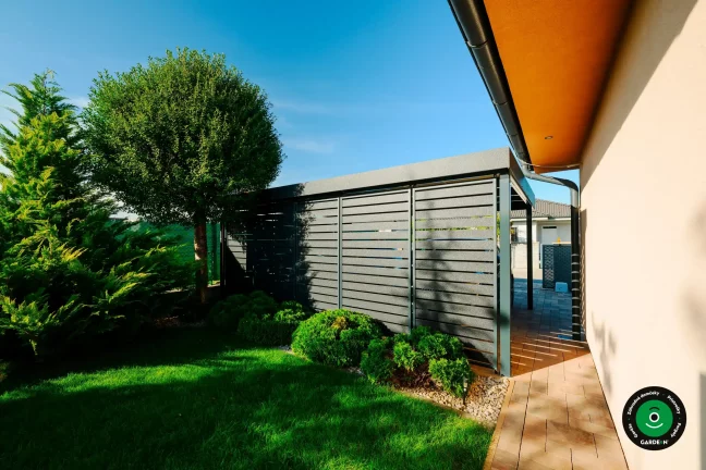 Priestranný prístrešok s lamelovým obkladom