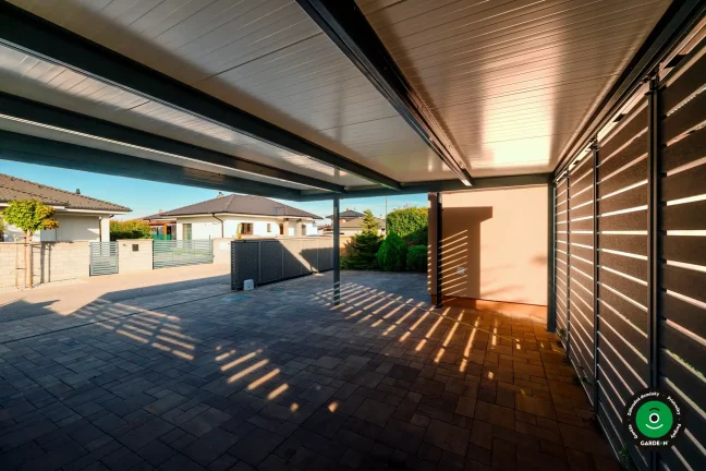 Elegantný prístrešok s bočnými lamelami a spevnenou dlažbou