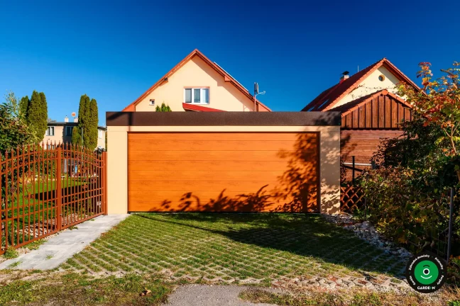 Prístrešok s garážovou bránou v modernom minimalistickom dizajne