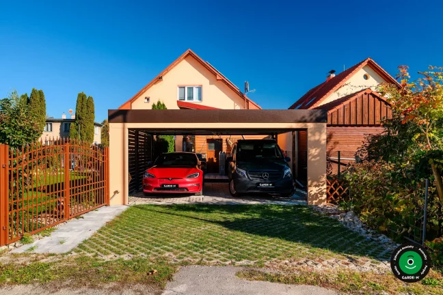 Krytý prístrešok s garážovou bránou a pevným kovovým rámom