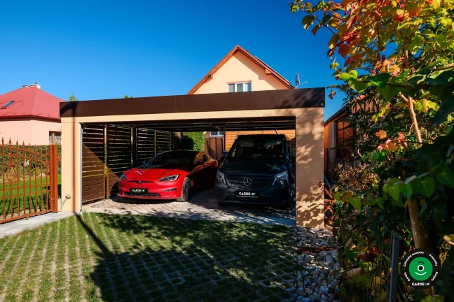 Priestranný prístrešok s integrovanou garážovou bránou a strechou