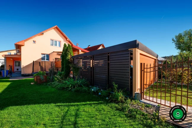 Univerzálny prístrešok s garážovou bránou vhodný na parkovanie