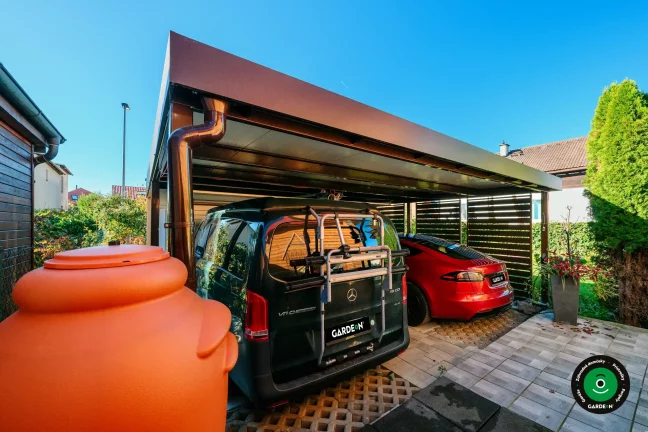 Moderný prístrešok s bránou a bočnými konštrukčnými panelmi