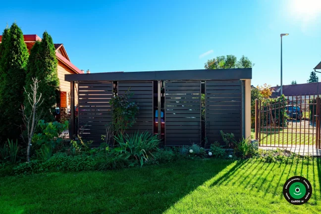 Krytý priestor s garážovou bránou určený na ochranu vozidiel