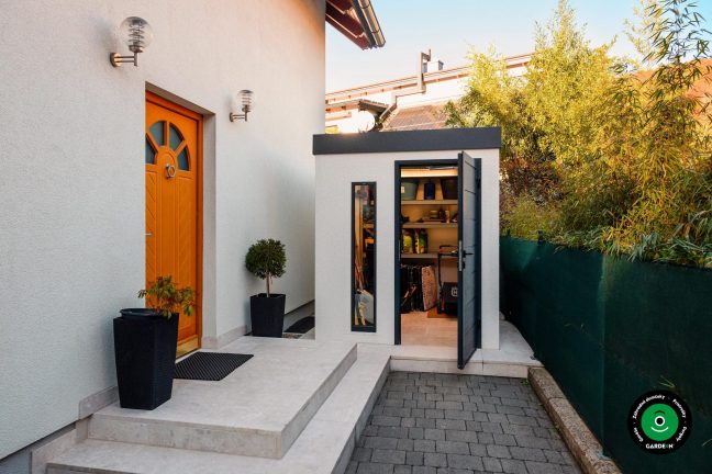 Vstupný priestor s domčekom a otvorenými dverami do úložiska