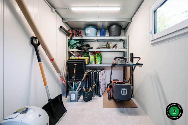 Úložný priestor so záhradným náradím a policami na uskladnenie