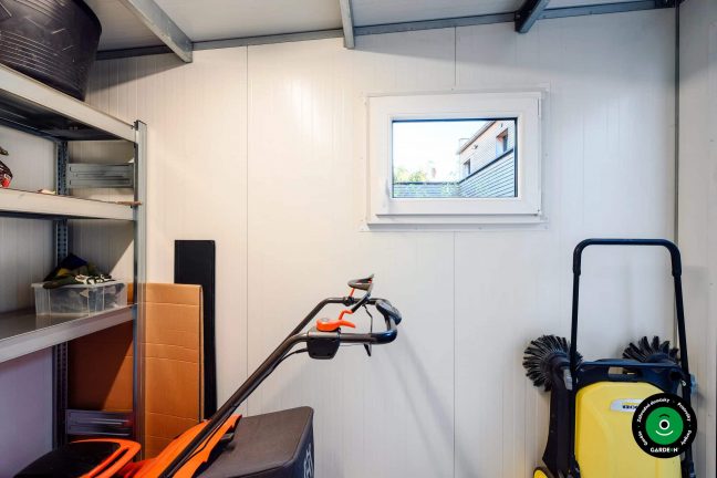 Detail interiéru domčeka s oknom a uloženou technikou