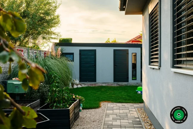 Montovaný záhradný domček s čistými líniami a jednoduchou fasádou