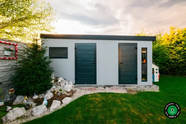 Moderný montovaný domček s veľkým oknom a svetlým obkladom