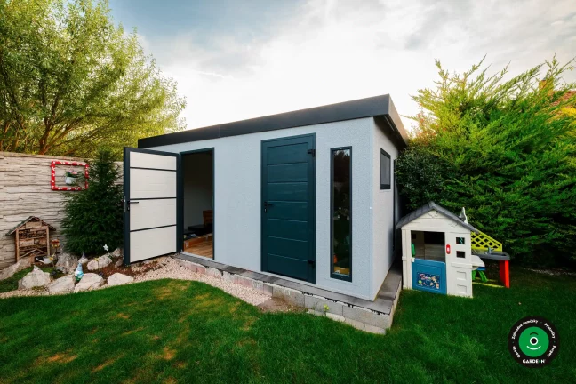 Montovaný domček v záhrade s pultovou strechou
