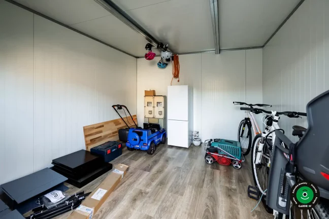 Vnútro záhradného domčeka vhodné na odkladanie vecí