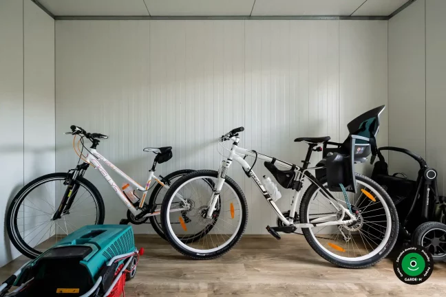Bicykle uložené vo vnútri záhradného domčeka