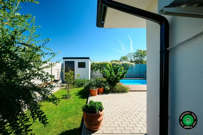 Praktický malý domček na sezónne záhradné príslušenstvo a potreby