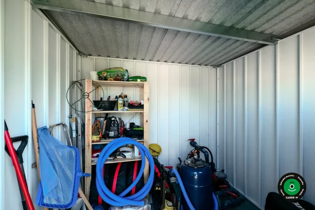 Vnútro malého domčeka s uloženým sezónnym záhradným vybavením