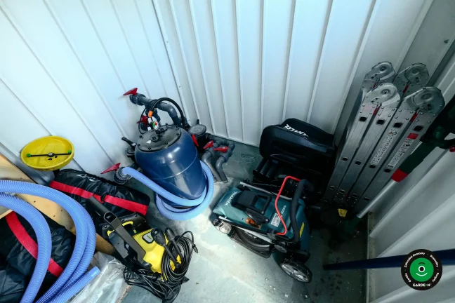 Úložný priestor v domčeku plný záhradného náradia a doplnkov