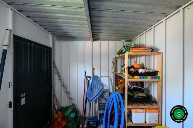 Interiér kompaktného domčeka s prehľadne uskladnenými záhradnými vecami