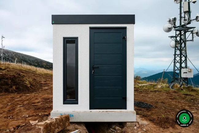 Montovaný domček zasadený do otvorenej krajiny vysokohorského sedla