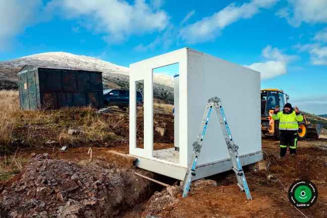 Montovanie strešných prvkov na už stojacu základnú konštrukciu
