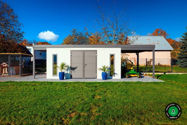 Moderný montovaný domček s dvojkrídlovými dverami a úzkymi oknami