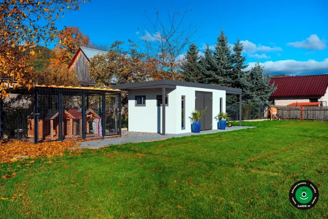 Biely montovaný záhradný domček s prístreškom a úložným priestorom